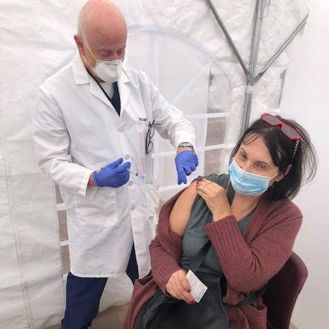Dr. Peter Zeegen helps to immu